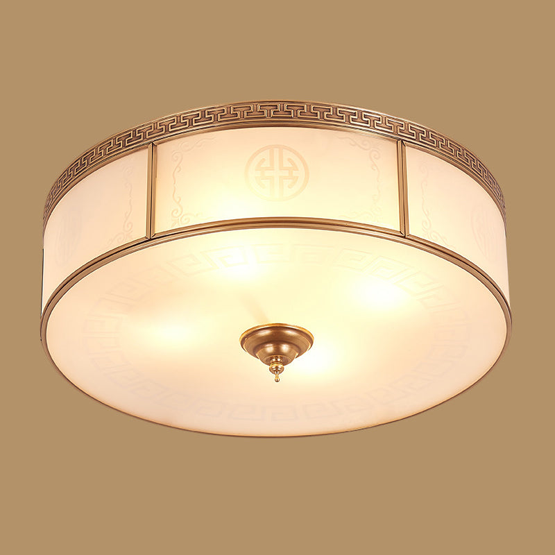 Lampa sufitowa do montażu podtynkowego ze szkła opalowego, z klasycznym mosiężnym wykończeniem