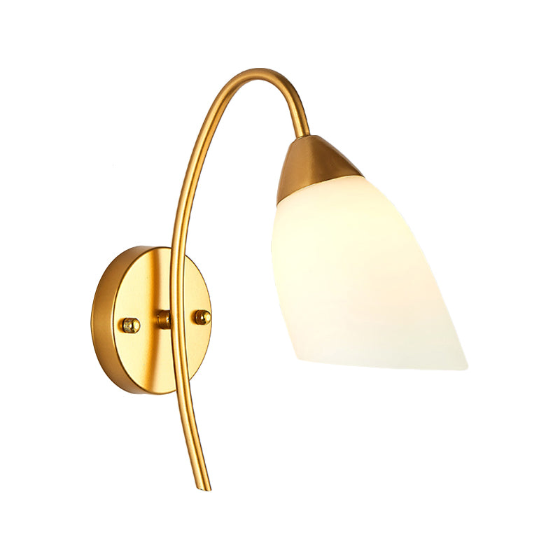 Applique moderno da parete color oro con paralume in vetro bianco svasato per camera da letto