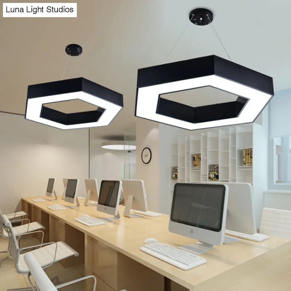 Nowoczesna akrylowa sześciokątna lampa wisząca w kolorze czarno-białym do biura