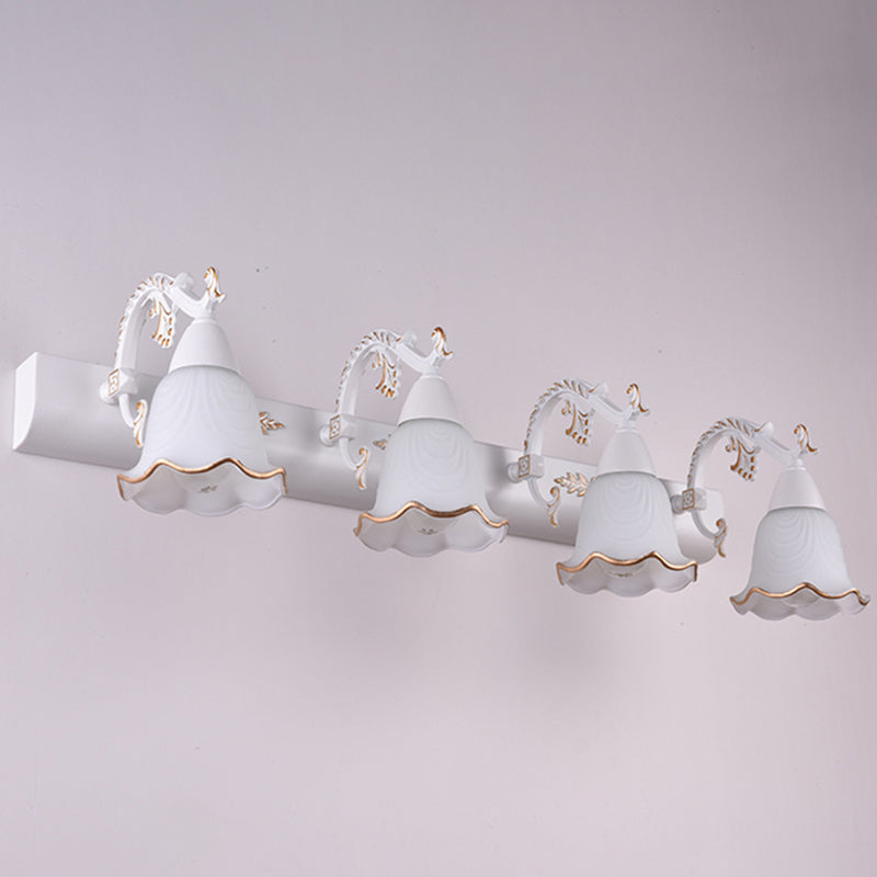 Wandleuchte aus elfenbeinfarbenem Glas – klassisches Blumendesign, ideal für Badezimmer