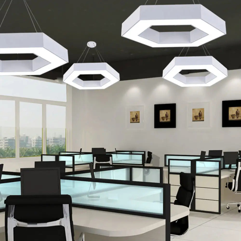 Nowoczesna akrylowa sześciokątna lampa wisząca w kolorze czarno-białym do biura