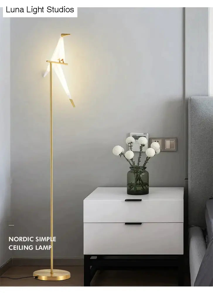 Lámpara de pie de pájaro nórdico, creativas lámparas de pie acrílicas de mil grullas de papel para sala de estar, dormitorio, decoración del hogar, lámpara de pie dorada