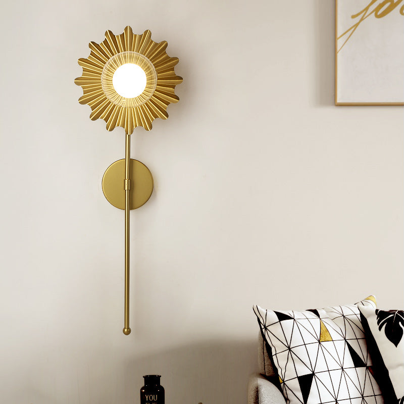 Aplique de pared de antorcha de latón moderno de mediados de siglo - metal y vidrio transparente - lámpara de pared de 1 luz