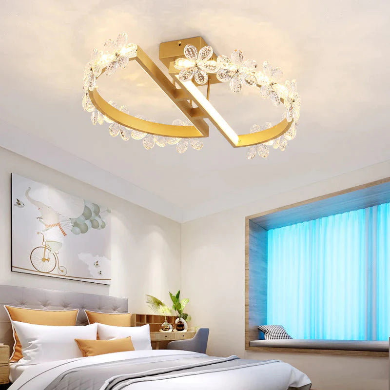 Lampa sufitowa z kryształowym kwiatem w sypialni w stylu nordyckim