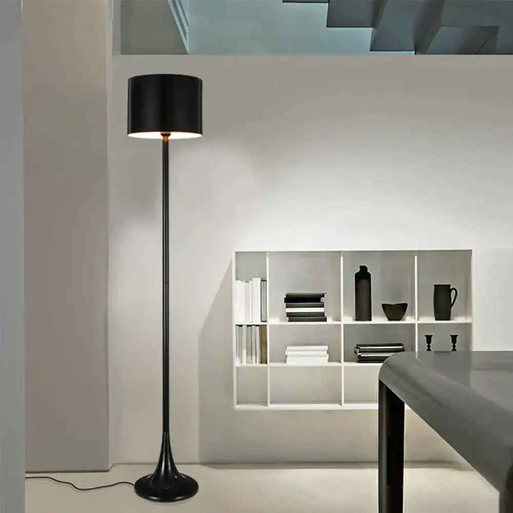 Lampada da terra per gentiluomo Creativo semplice soggiorno Comodino per hotel Lampada da terra moderna in ferro Lampada da notte