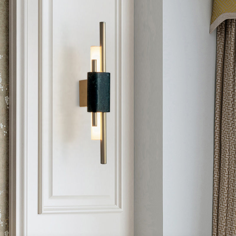 Moderne LED-Wandleuchte aus Messing mit schlankem Röhrendesign und schwarzem Marmordekor