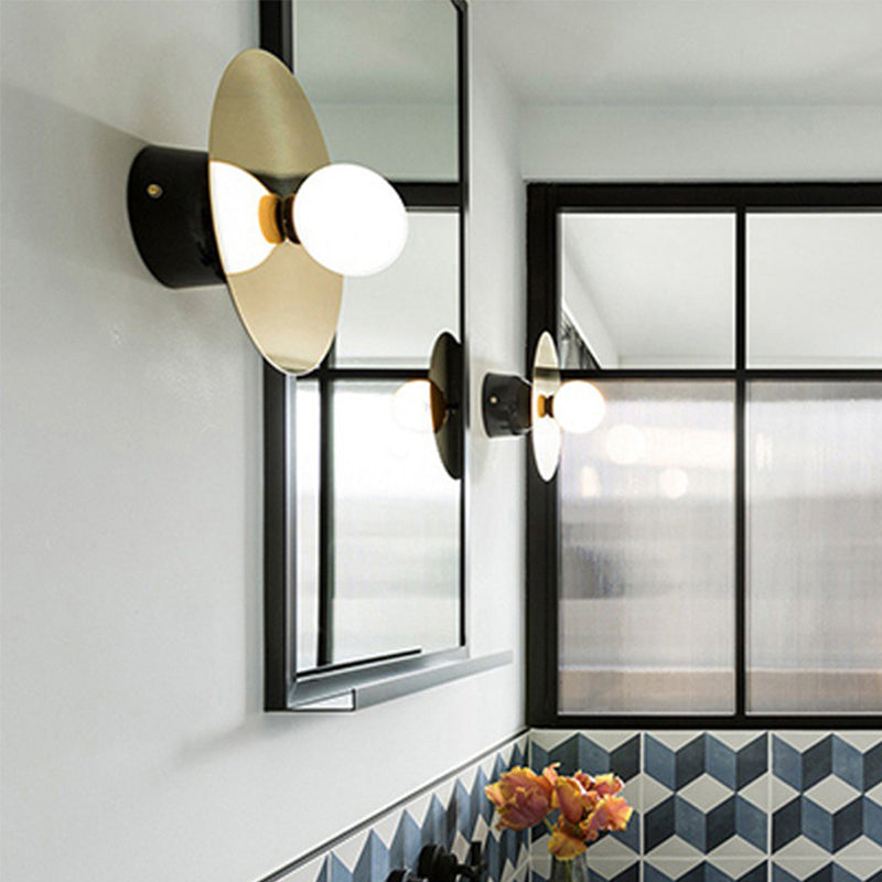 Lampada da parete moderna a LED dorata con paralume in vetro bianco - Lampada da parete per bagno