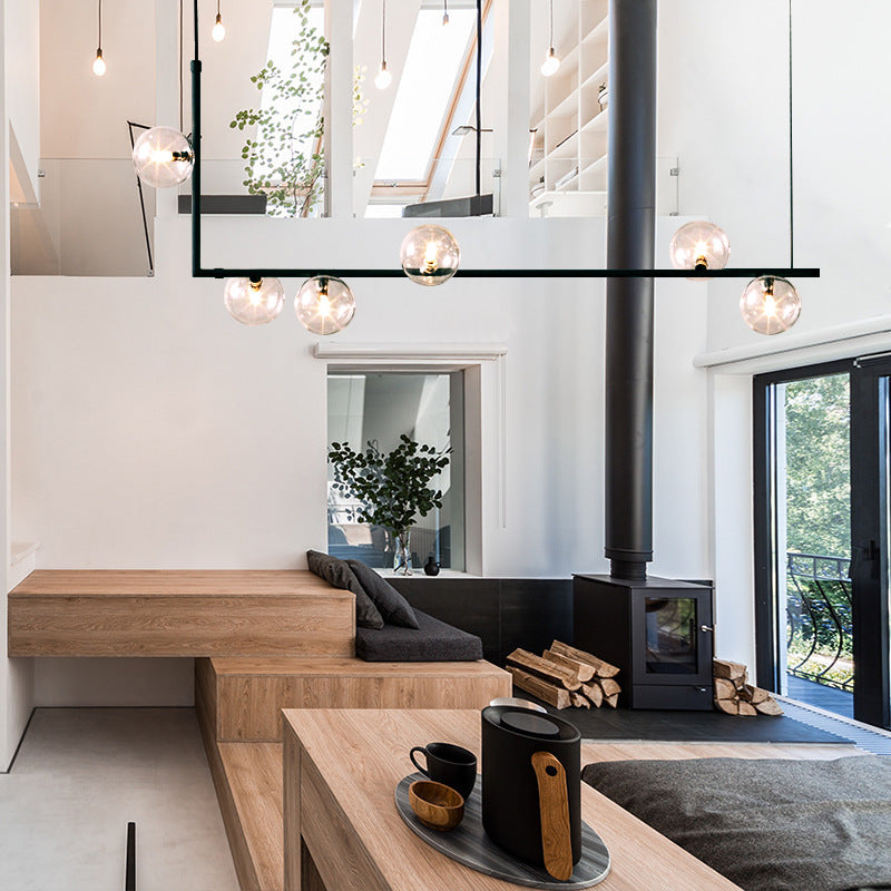 Luminaire suspendu linéaire noir minimaliste moderne à 6 lumières avec abat-jour en verre sphérique pour le salon.