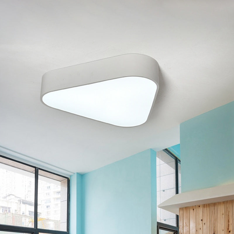 Dreiecksspaß: LED-Unterputzleuchte aus Acryl für Kinder in Weiß/Gelb/Violett für deckennahe Beleuchtung