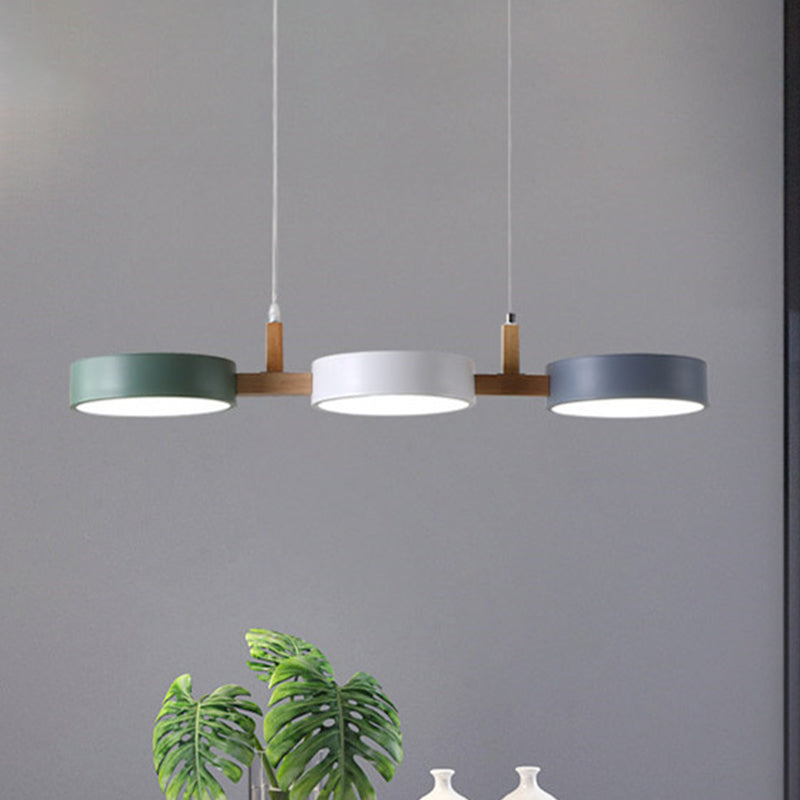Metallzylinder-Mehrlicht-Pendelleuchte Nordic 3-Kopf-Weiß-Grau-Grün-Deckenlampe mit Holzarm