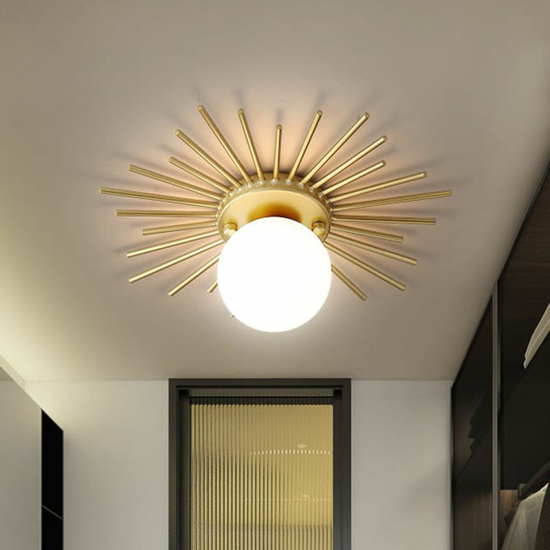 Elegancka lampa sufitowa z opalowego szkła, montowana częściowo w jednej płaszczyźnie, do przedpokoju — wzór Golden Sunburst