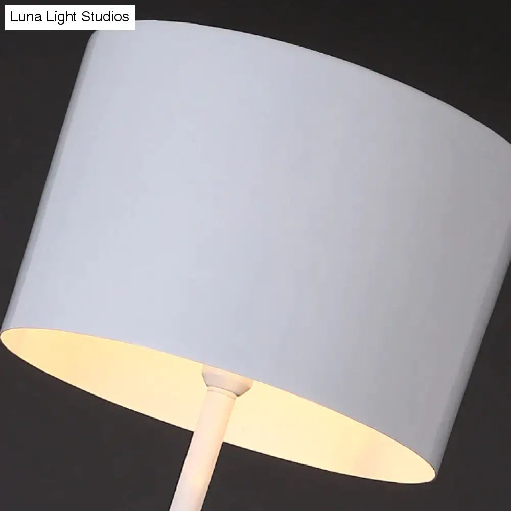 Lampada da terra per gentiluomo Creativo semplice soggiorno Comodino per hotel Lampada da terra moderna in ferro Lampada da notte
