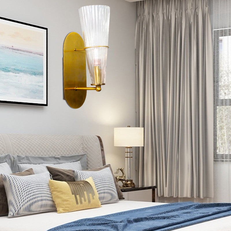 Aplique de pared cónico de latón moderno de mediados de siglo para interiores con vidrio acanalado transparente - Luz única