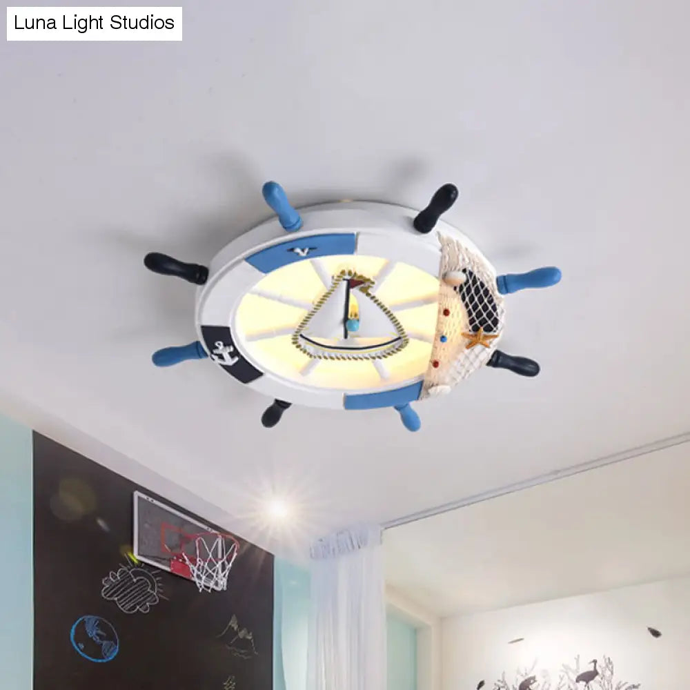 Navigieren Sie Ihren Weg mit Blue Rudder Flushmount: LED-Deckenleuchte für Kinder mit metallischem Touch