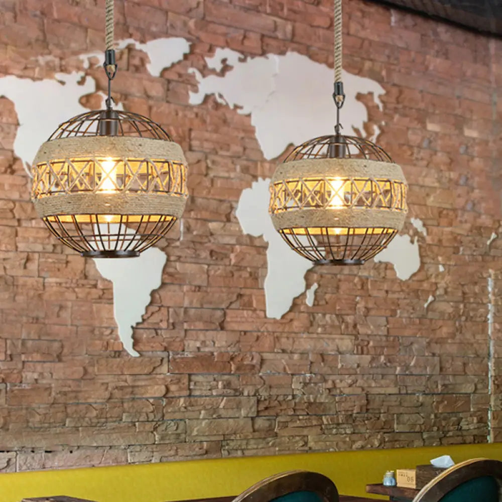 Lampa wisząca sferyczna w rustykalnym stylu industrialnym w kolorze czarnym