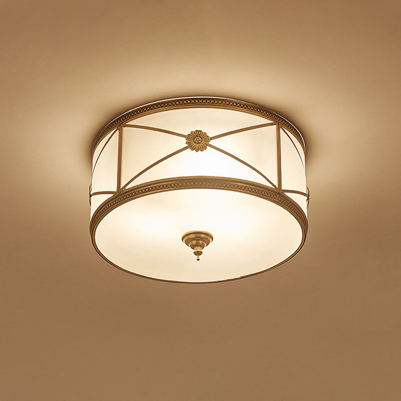 Lampa sufitowa do montażu podtynkowego ze szkła opalowego, z klasycznym mosiężnym wykończeniem