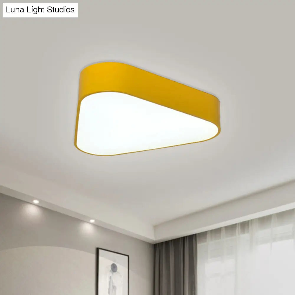 Dreiecksspaß: LED-Unterputzleuchte aus Acryl für Kinder in Weiß/Gelb/Violett für deckennahe Beleuchtung
