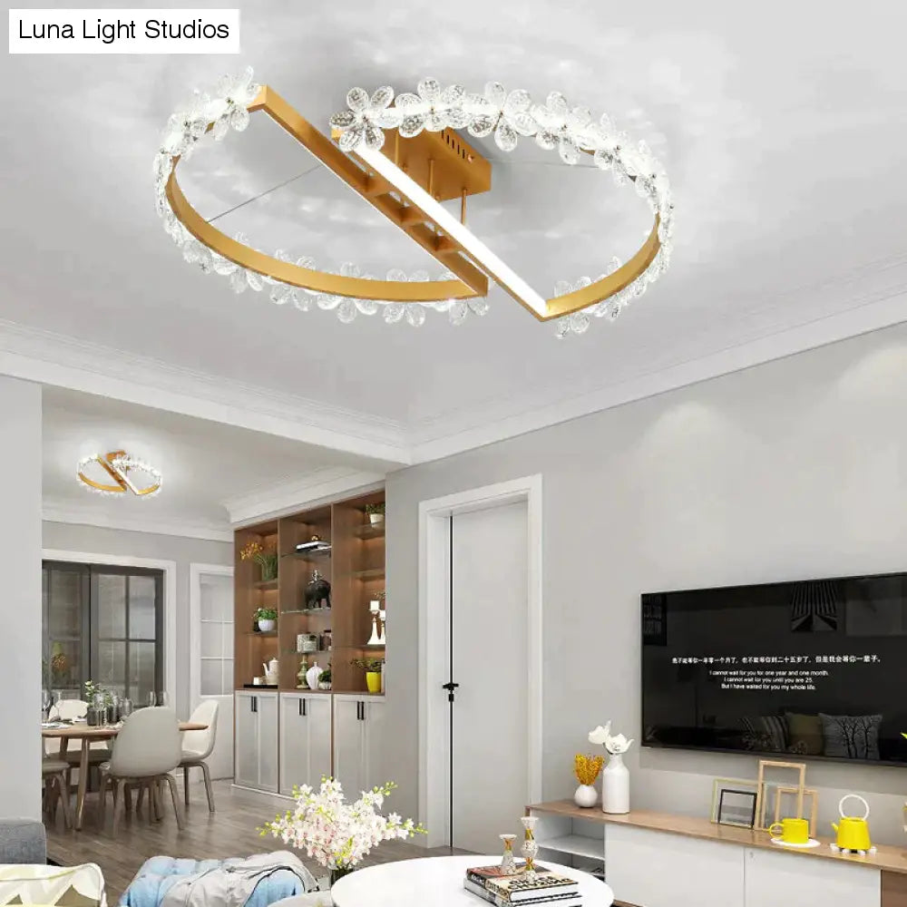 Lampa sufitowa z kryształowym kwiatem w sypialni w stylu nordyckim