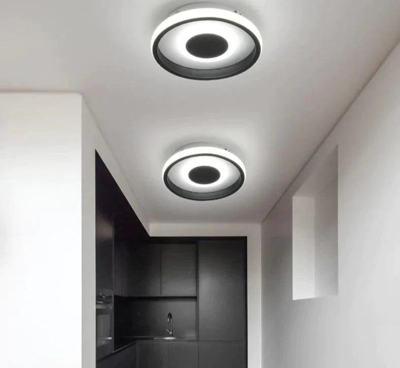 Le plafoniere a led moderne alla moda per l'illuminazione interna del soggiorno della sala studio del corridoio 16-18w