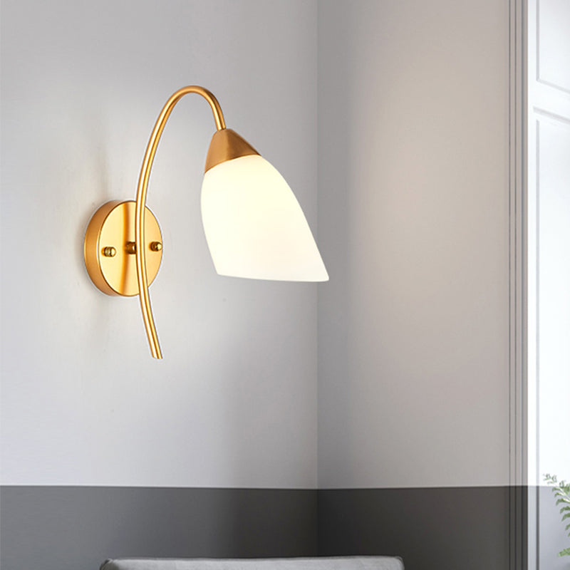 Applique moderno da parete color oro con paralume in vetro bianco svasato per camera da letto