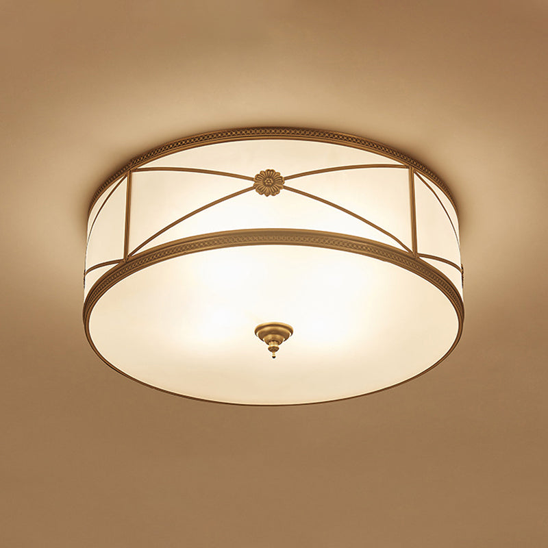 Lampa sufitowa do montażu podtynkowego ze szkła opalowego, z klasycznym mosiężnym wykończeniem