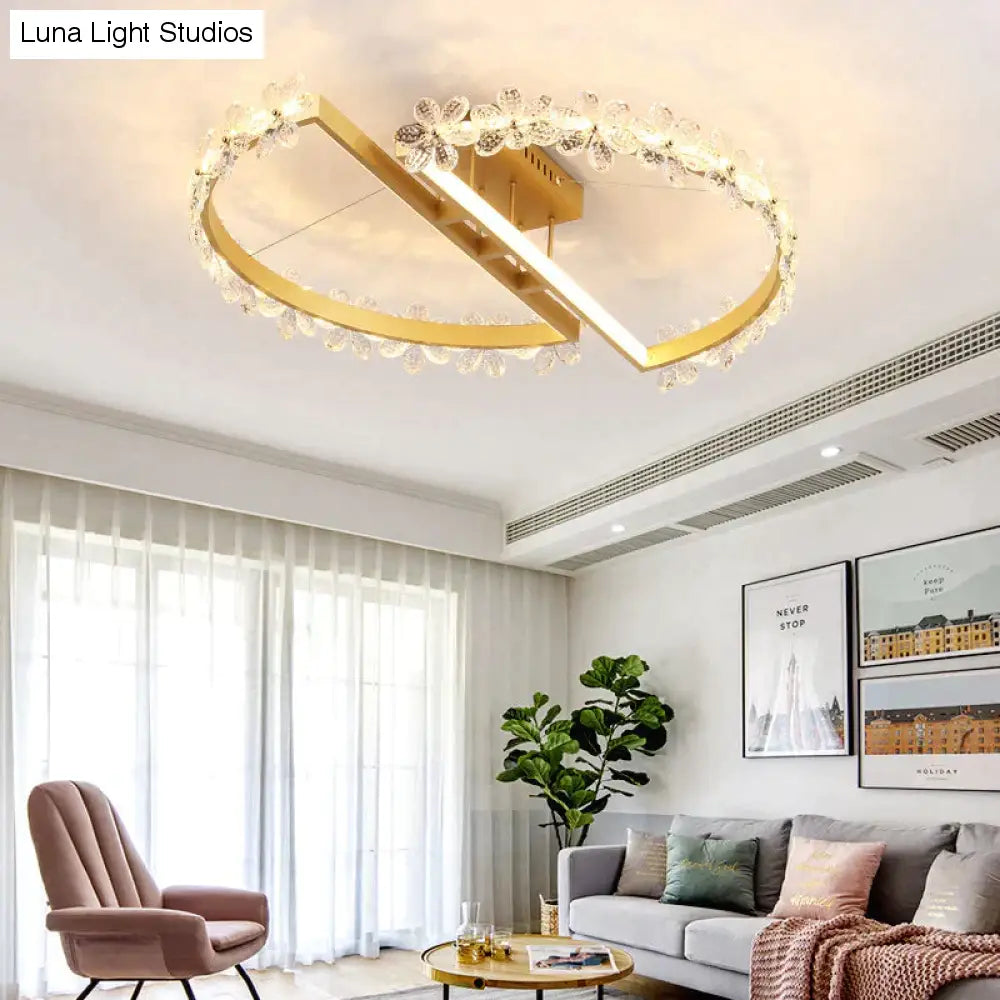 Lampa sufitowa z kryształowym kwiatem w sypialni w stylu nordyckim