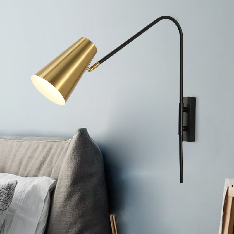 Lampada da parete moderna a cono in ottone per soggiorno
