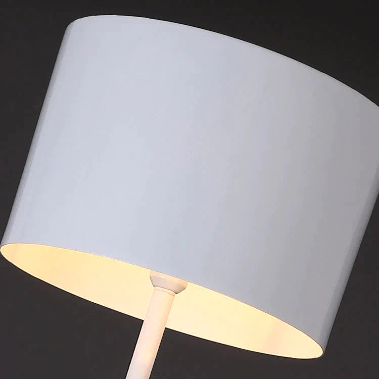 Lampada da terra per gentiluomo Creativo semplice soggiorno Comodino per hotel Lampada da terra moderna in ferro Lampada da notte