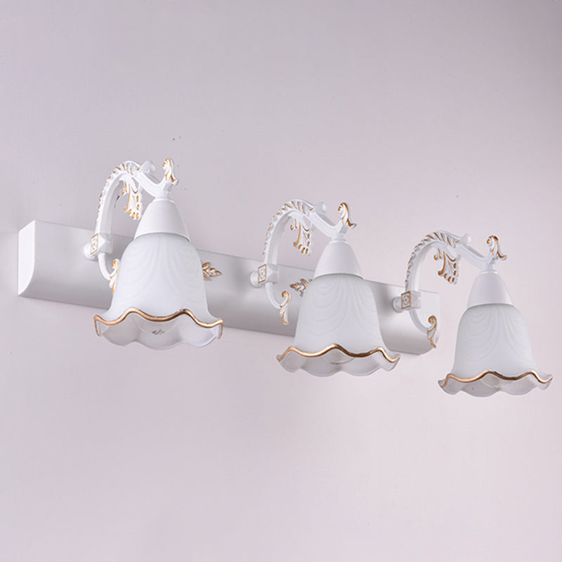 Wandleuchte aus elfenbeinfarbenem Glas – klassisches Blumendesign, ideal für Badezimmer