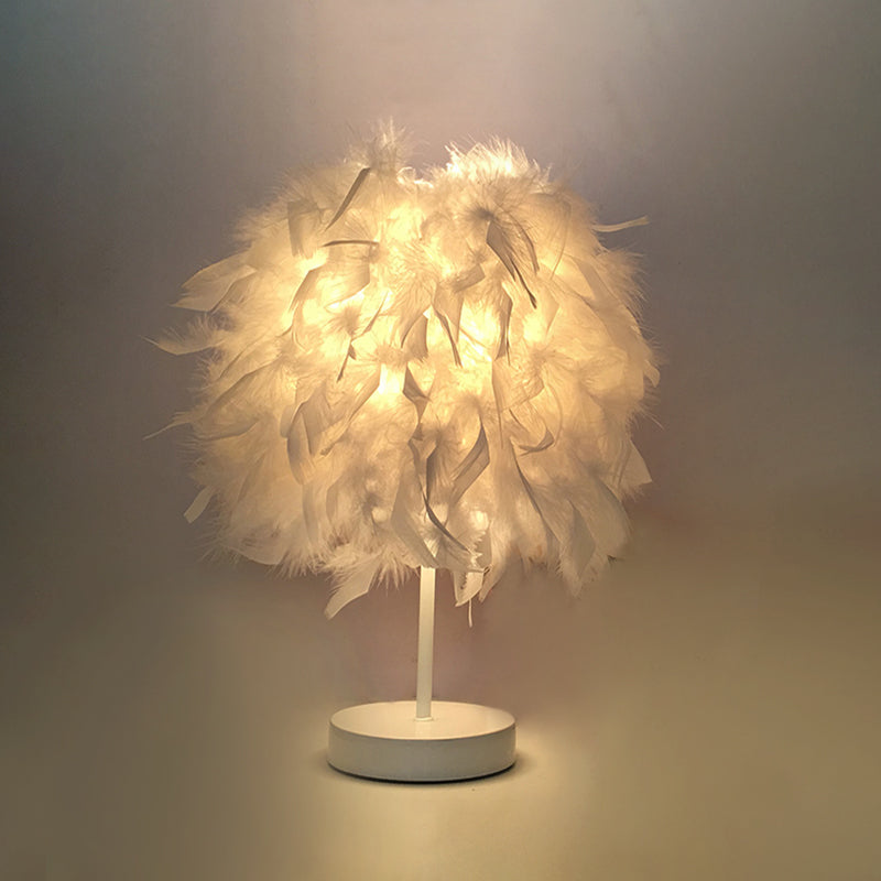 Lampe de table boule à plumes pour chambre d'enfant – 21,6 cm/25,4 cm de large et design simple en blanc/chrome