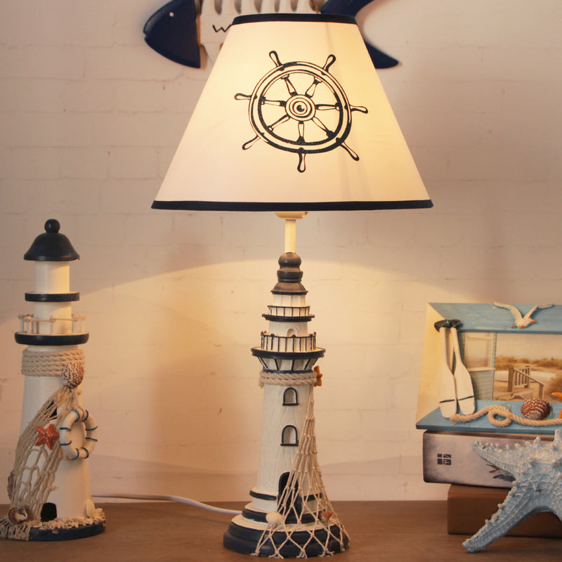 Lampe de table de chevet conique blanche pour enfants – Éclairage de table en tissu à 1 lumière avec base de gouvernail/phare