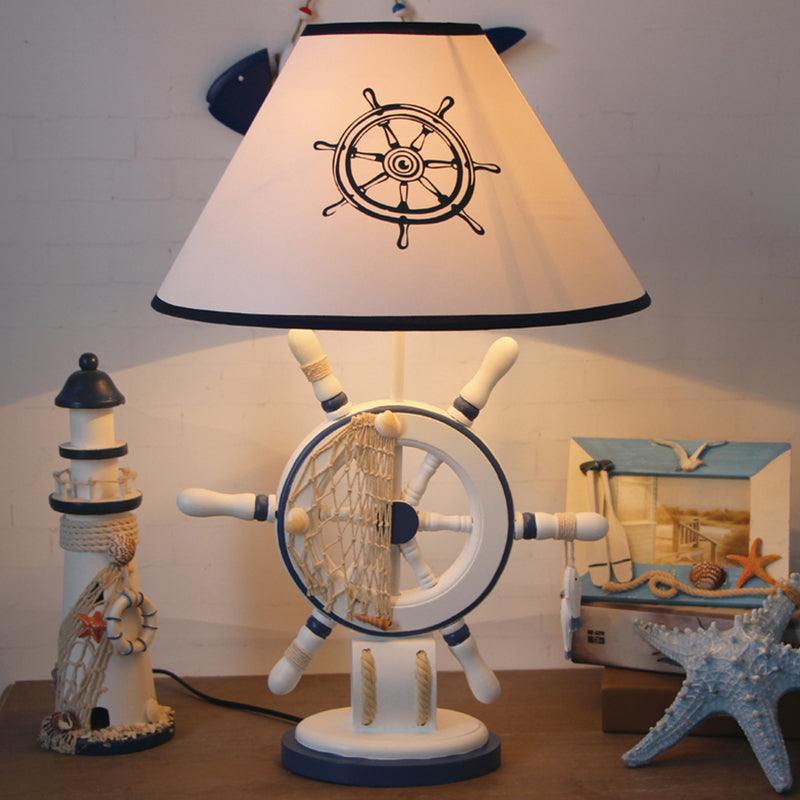 Lampe de table de chevet conique blanche pour enfants – Éclairage de table en tissu à 1 lumière avec base de gouvernail/phare