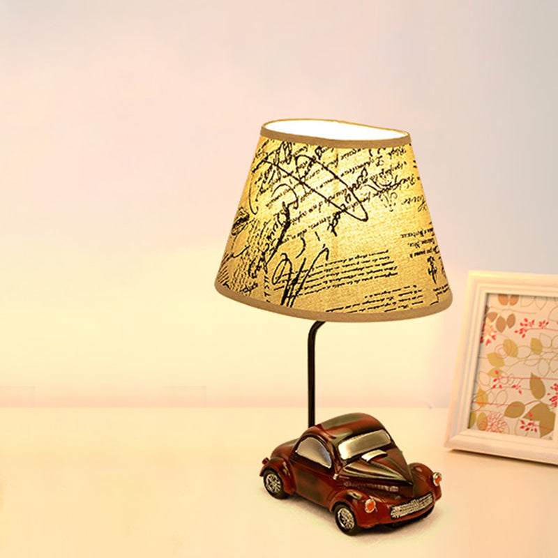 Lampe de table de nuit en forme de tonneau beige pour enfants avec base de voiture - Lampe de table de chevet en tissu à 1 lumière pour chambre à coucher