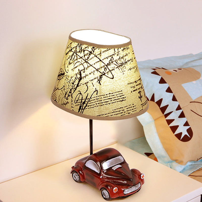 Lampe de table de nuit en forme de tonneau beige pour enfants avec base de voiture - Lampe de table de chevet en tissu à 1 lumière pour chambre à coucher