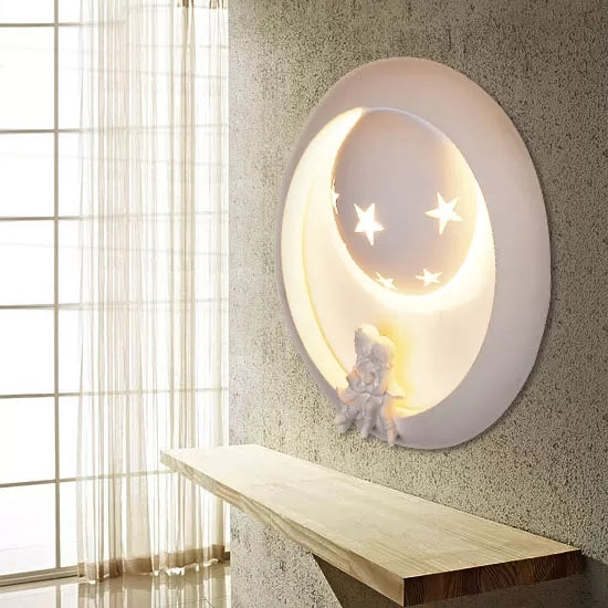 Applique murale étoilée en résine blanche avec des enfants ludiques pour une ambiance de chambre de rêve