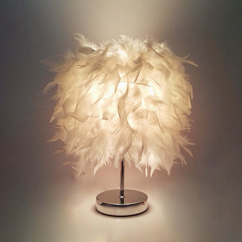 Lampe de table boule à plumes pour chambre d'enfant – 21,6 cm/25,4 cm de large et design simple en blanc/chrome