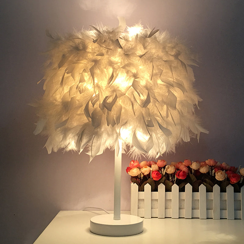 Lampe de table boule à plumes pour chambre d'enfant – 21,6 cm/25,4 cm de large et design simple en blanc/chrome