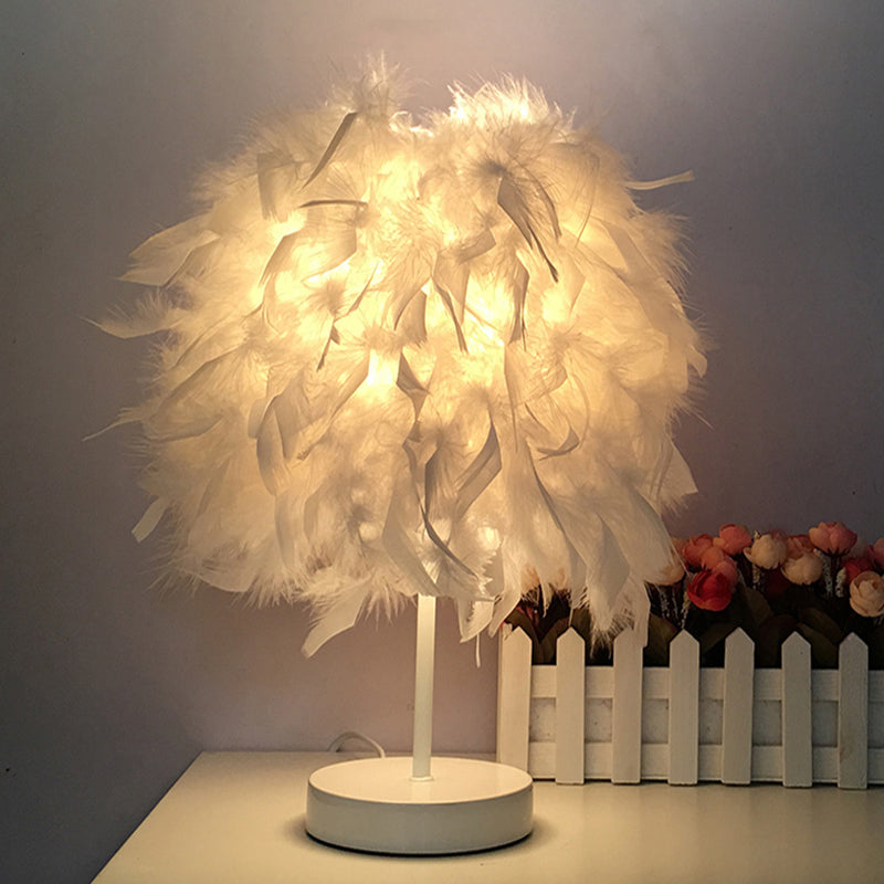 Lampe de table boule à plumes pour chambre d'enfant – 21,6 cm/25,4 cm de large et design simple en blanc/chrome
