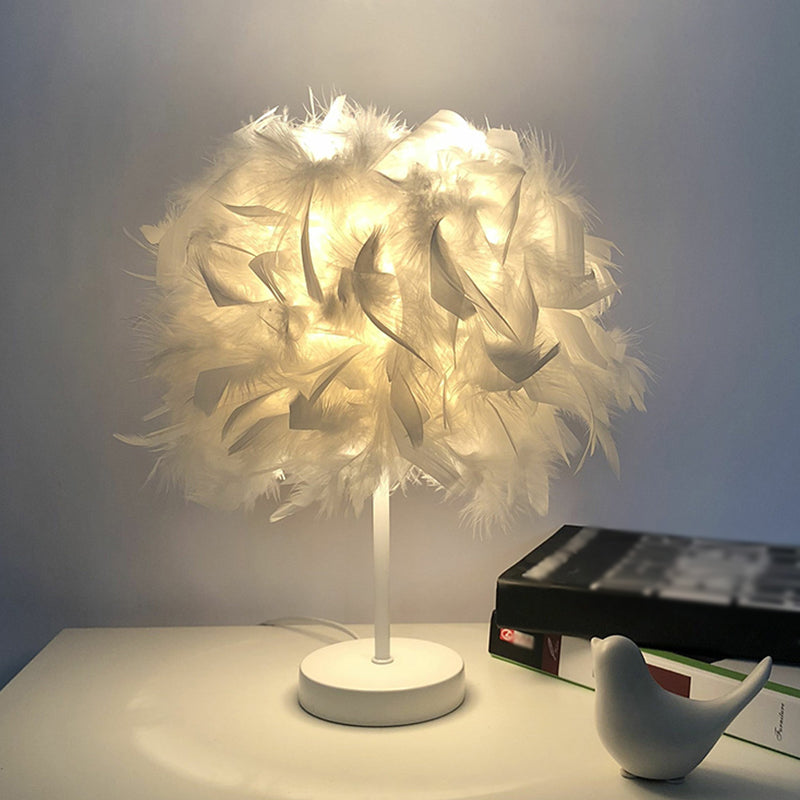 Lampe de table boule à plumes pour chambre d'enfant – 21,6 cm/25,4 cm de large et design simple en blanc/chrome