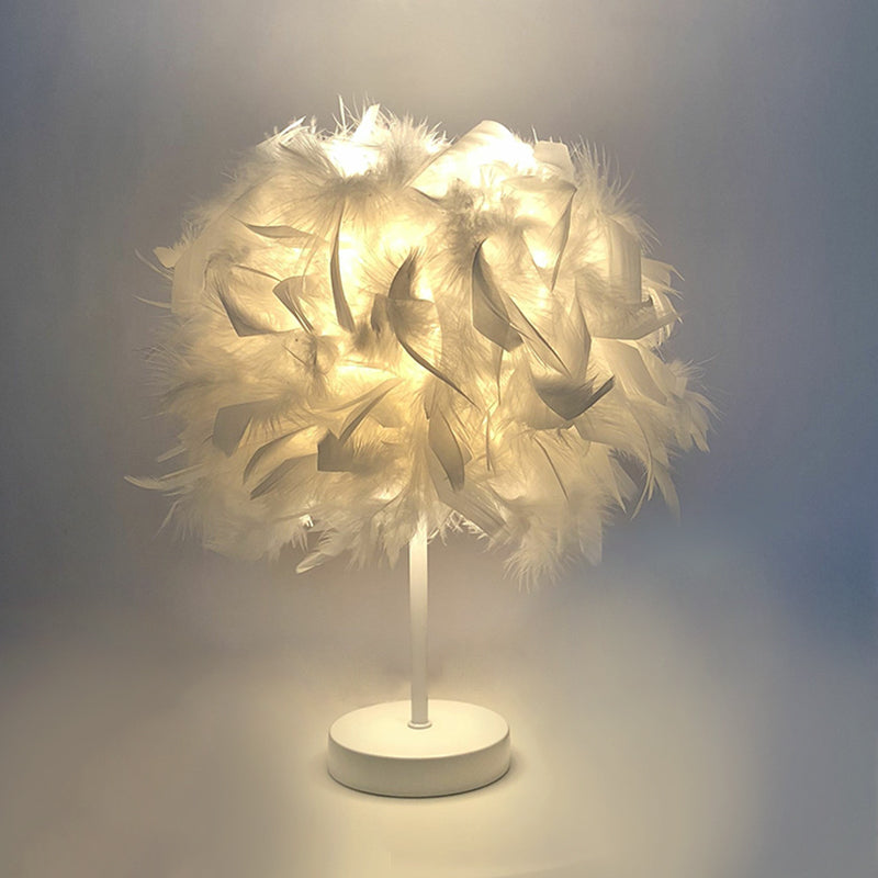 Lampe de table boule à plumes pour chambre d'enfant – 21,6 cm/25,4 cm de large et design simple en blanc/chrome