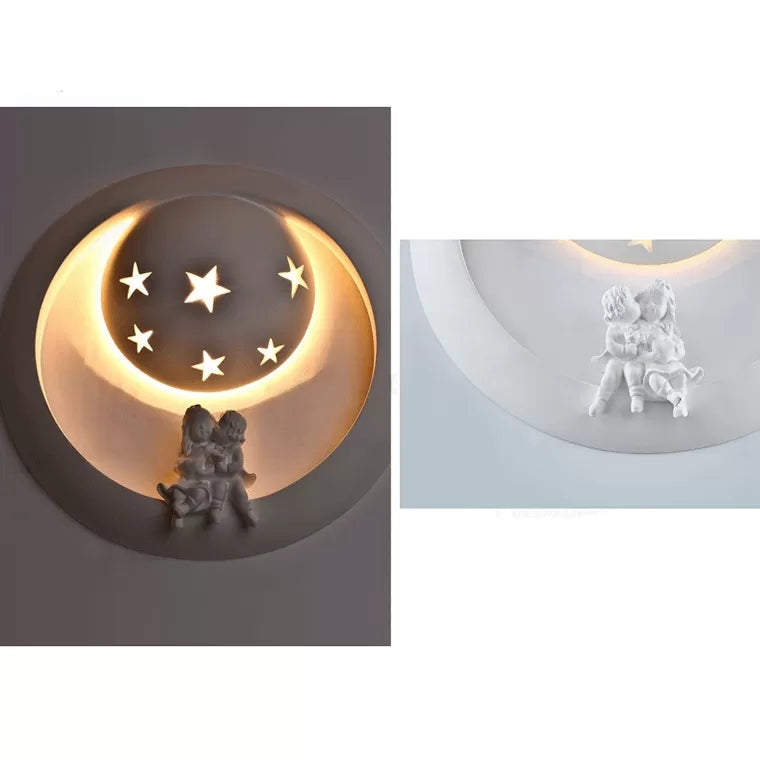 Applique murale étoilée en résine blanche avec des enfants ludiques pour une ambiance de chambre de rêve