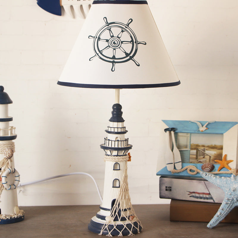 Lampe de table de chevet conique blanche pour enfants – Éclairage de table en tissu à 1 lumière avec base de gouvernail/phare