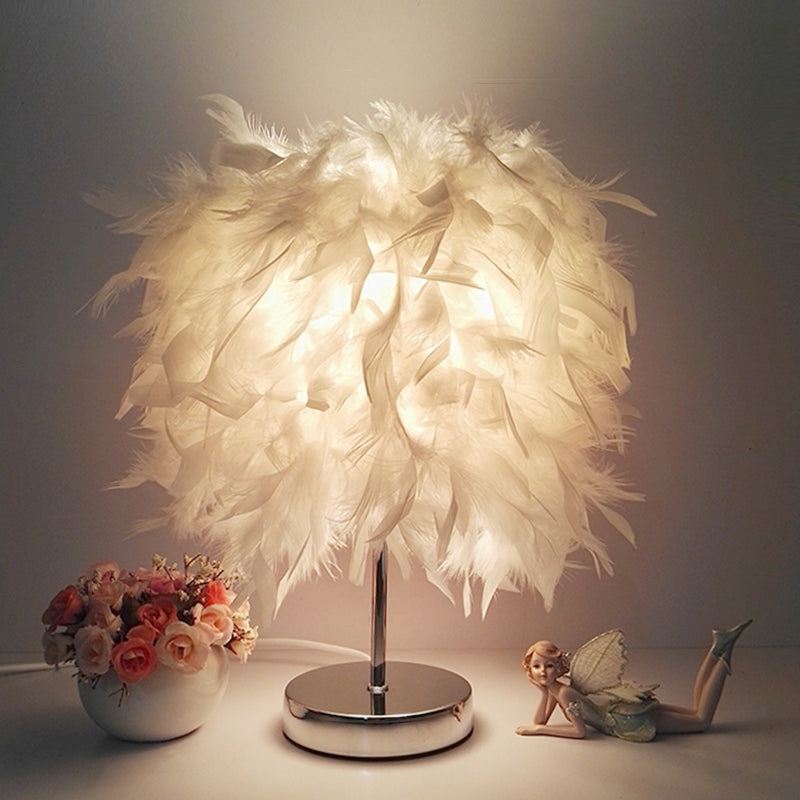 Lampe de table boule à plumes pour chambre d'enfant – 21,6 cm/25,4 cm de large et design simple en blanc/chrome